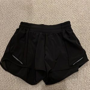 Black lululemon Hotty hot shorts 4”